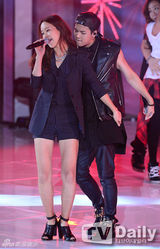 组图：BoA与EXO-K劲歌热舞助阵MCD十周年