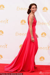 组图：艾美奖红毯 女星明妮-德瑞弗穿红裙现身