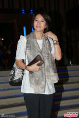 组图：关之琳否认患脑瘤 袁咏仪素颜大方任拍