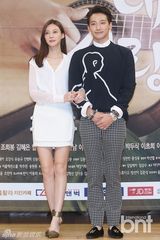 组图：《可爱的她》Rain携Krystal演浪漫爱情