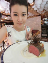 组图：黄宏21岁女儿近照 显甜美主播范