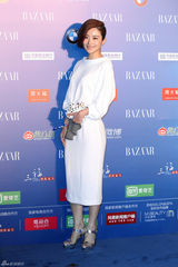 组图：徐百卉芭莎明星慈善夜 露背裙显女神气质