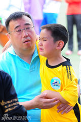 组图：星二代踢球 田源儿子无厘头堪比周星驰