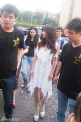 组图：柳岩低胸白裙 骑哈雷穿球服送快递人气旺