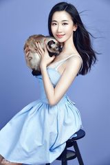 组图：司珂华携喵星人出镜 温情演绎爱宠情缘