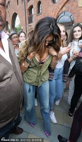 组图：小野猫舒辛格街头风骚解衣 浑圆半球跃出