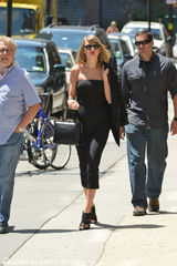 组图：斯威夫特当街脱衣露香肩 给粉丝爱的抱抱