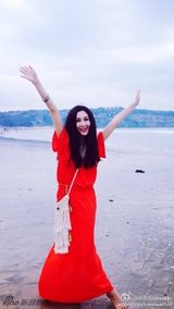 组图：温碧霞晒养子偷吻照 长发妩媚红裙迷人