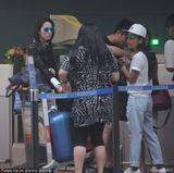 组图：刘亦菲黑蕾丝衫现身 遇吉克隽逸获赠公仔