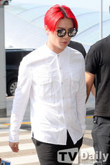组图：韩团JYJ墨镜亮相机场 在中口罩遮面