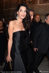 组图：乔治-克鲁尼携娇妻现身晚宴 紧搂蛮腰满面春风