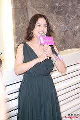 组图：徐子珊低胸装现身 称怕到内地拍剧