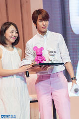 独家：郑容和会粉丝 白衣粉裤弹吉他校草气质