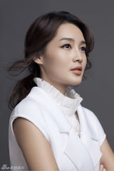 组图：李沁曝气质大片 凸显优雅魅力