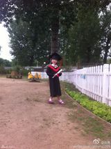 组图：森碟幼儿园毕业穿小小学士服有模有样