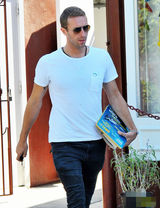 组图：单身克里斯-马汀简装驾车购物 买书充电