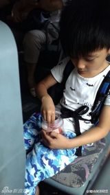 组图：公交车小正太帅翻网友 怒赞萌版马国明