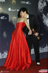 组图：戴佩妮夺2奖成大赢家 掌掴歌王林俊杰