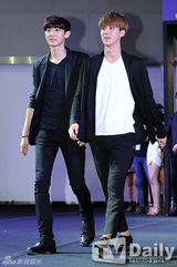 组图：EXO黑白酷装亮相 灿烈搞怪表情多