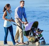 组图：前阿汤嫂挺大肚现身片场 穿休闲装变慈母