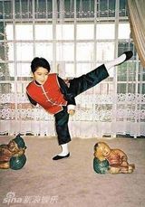 组图：谢霆锋珍贵儿时照 裸身洗澡扮妩媚兔女郎