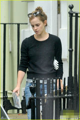 组图：同居！艾玛-沃特森与男友忙搬家共筑爱巢