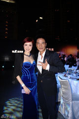 组图：杨恭如金巧巧性感礼服现身慈善活动