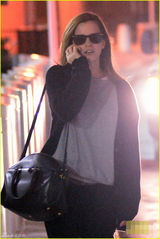 组图：艾玛-沃特森机场手机聊不停 返校庆毕业