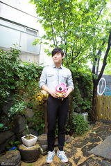 独家：韩星姜河那亲密接触小浪展暖男笑容