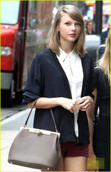 组图：霉霉与朋友逛街 超短热裤露美腿