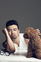 组图：杨烁硬汉型男变全能汪爸 与萌宠嬉戏