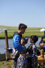 组图：爸爸2石头天天现身草原 变身小小挤奶工