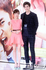 组图：韩星郑有美出席发布会 长裙显优雅