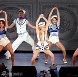 组图：幸田来未开唱扮性感水手 开腿钻跨样样来