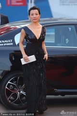 组图：威尼斯闭幕红毯 评委陈冲深V裙美艳