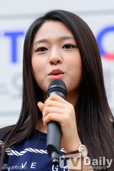 组图：韩女团AOA运动装亮相难掩性感美腿