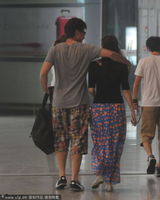 组图：唐一菲机场苦等凌潇肃 见后搂抱旁若无人