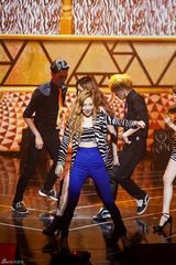 独家：少女时代TTS热辣献唱 下叉劈腿秀舞功