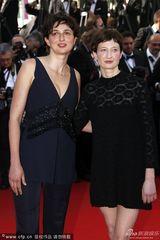 组图： 《奇迹》导演爱丽丝洛瓦赫黑衣干练亮相