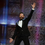 组图：休-杰克曼主持托尼奖飚rap 嗨翻被扒衣服