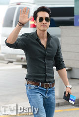 组图：宋承宪墨镜亮相 衬衫难掩健硕身材