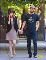 组图：艾玛斯通和加菲尔德十指紧扣甜蜜外出