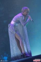 组图：陈慧娴张学友亲吻无顾忌 演唱会变老友会