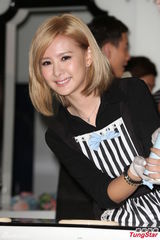 组图：安心亚化身俏丽女服务生上演喂食秀