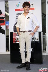 组图：陈晓东35度挥汗代言 奶爸抢钱不容易