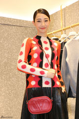 组图：白百何亮相品牌活动 波点红装俏皮抢镜