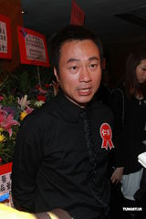 组图：黎耀祥与众星出席晚宴 合约未满暂不着急