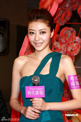 高清图：熊黛林露肩短裙出席活动 不担心家人催婚