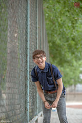 组图：谭杰希曝最新宣传写真 学生装扮小清新