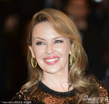 组图：凯莉-米洛金色裹身长裙走红毯霸气足